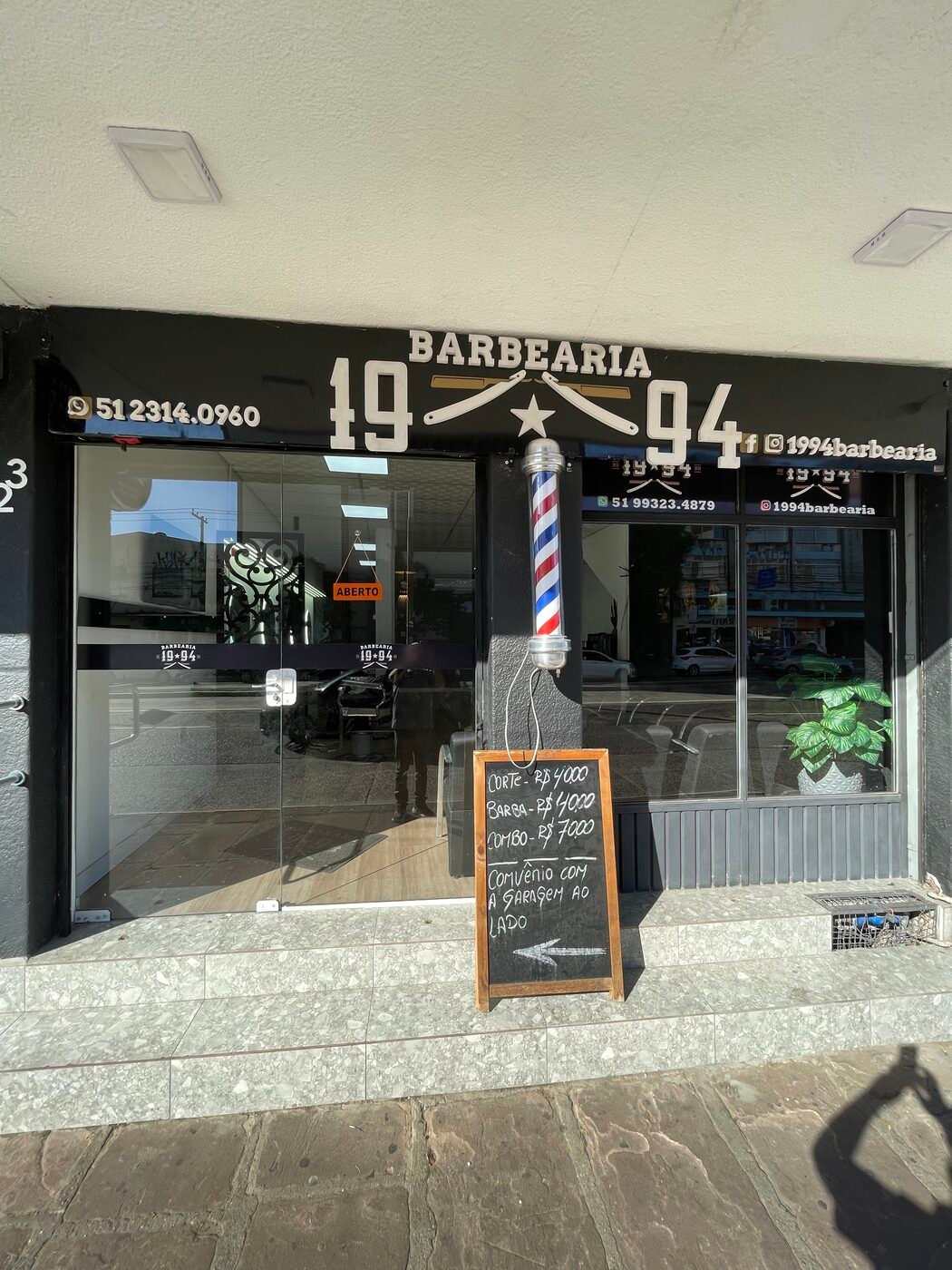Fachada da Barbearia 1994 na Avenida Assis Brasil