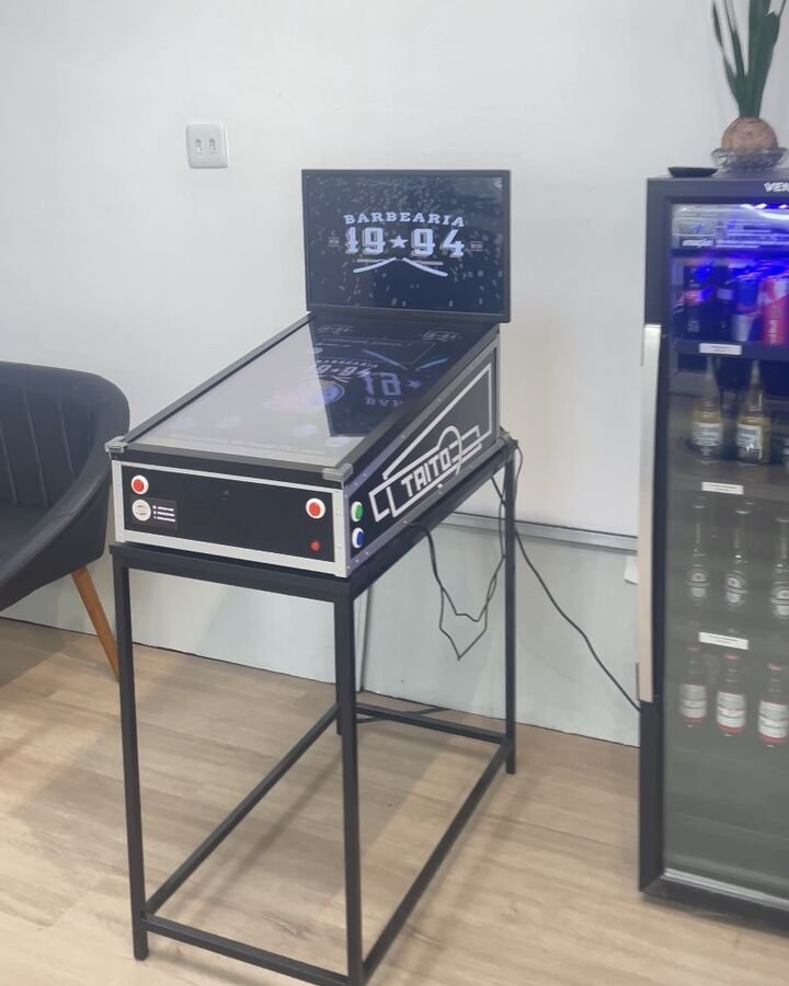 Pinball e cervejas na espera