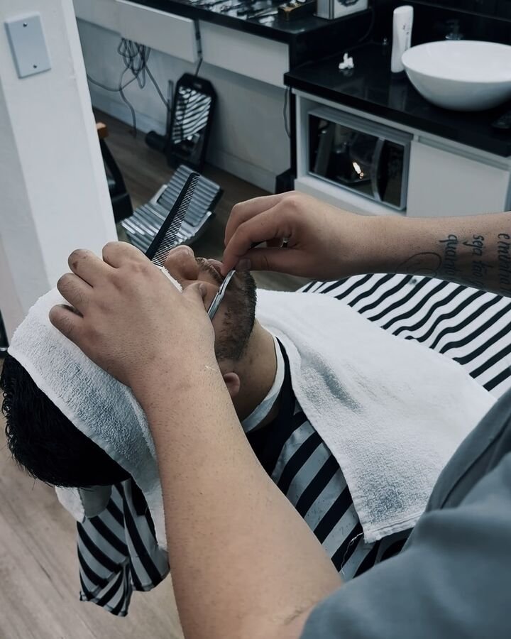 Barba na tesoura com toalha quente