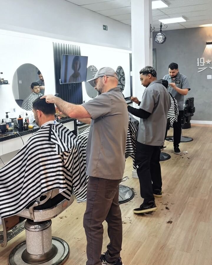 Equipe da Barbearia 1994 atendendo no salão